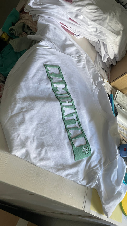 T Shirt, Weiß mit ausgestanztem Patch in Grün
